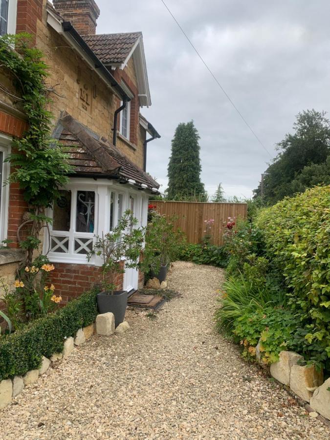 Sunshine Cottage Studley  Bagian luar foto
